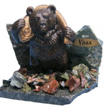 Скульптура Медведь с рыбой (073)